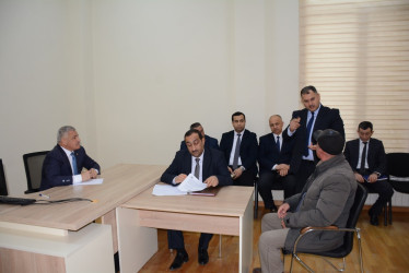 Rayon rəhbəri vətəndaş müraciətlərini dinləyib