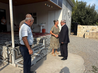 Tərtər Rayon İcra Hakimiyyətinin başçısı 27 Sentyabr – Anım Günü ilə əlaqədar şəhid Məftun Əhmədzadənin ailəsini ziyarət edib