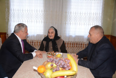 İcra başçısı şəhidin həyat yoldaşı Şirin İsmayılovanı 80 illik yubileyi münasibəti ilə təbrik edib