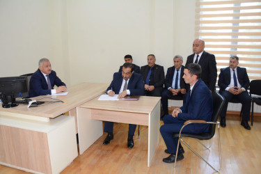 Rayon rəhbəri vətəndaş müraciətlərini dinləyib