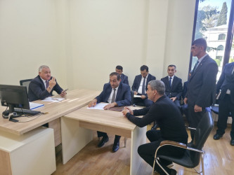 Rayon rəhbəri vətəndaş müraciətlərini dinləyib