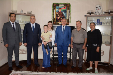 İcra başçısı şəhid atası Kamil İsmayılovu 60 illik yubileyi münasibəti ilə təbrik edib
