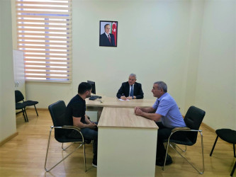 Rayon rəhbəri vətəndaş müraciətlərini dinləyib