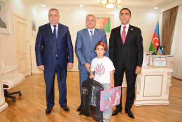 Rayon rəhbəri “Konstitusiya və Suverenlik İli” çərçivəsində  bu il ali məktəbə qəbul olan və birinci sinfə gedən şəhid övladları ilə görüşüb