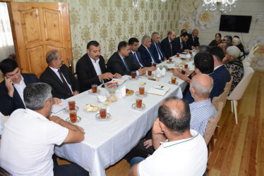 Rayon rəhbəri “Konstitusiya və Suverenlik İli” çərçivəsində Qaynaq və Yuxarı Qapanlı kəndindən olan şəhid ailələri və qazilərlə görüş keçirib