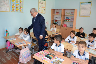Rayon rəhbəri Düyərli kənd ümumi orta məktəbində mövcud şəraitlə tanış olub