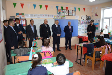 Rayon rəhbəri Yuxarı Sarıcalı kənd tam orta məktəbində mövcud şəraitlə tanış olub