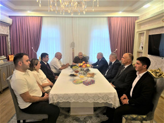 İcra başçısı 70 illik yubileyi münasibətilə təcrübəli cərrah Mübariz Mahmudovu təbrik edib