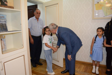 Rayon rəhbəri “Konstitusiya və Suverenlik İli” çərçivəsində  bu il ali məktəbə qəbul olan və birinci sinfə gedən şəhid övladları ilə görüşüb