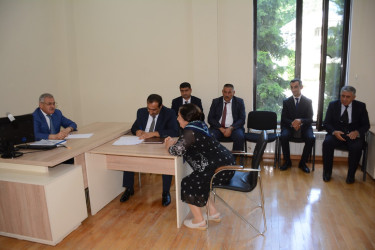 Rayon rəhbəri vətəndaş müraciətlərini dinləyib