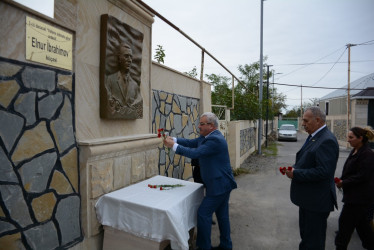 Rayon rəhbəri 27 sentyabr-Anım Gününün beşinci ildönümü ilə əlaqədar 3-cü dərəcəli “Vətənə xidmətə görə” ordenli şəhid Elnur İbrahimovun ailə üzvləri ilə birlikdə onun adını daşıyan küçədə aparılan əsaslı təmir işləri ilə tanış olublar
