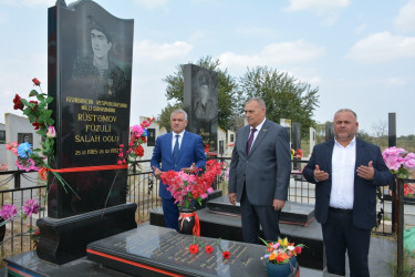 İcra başçısı 27 sentyabr “Anım Günü” ilə əlaqədar Hüsənli kəndində Azərbaycanın Milli Qəhrəmanı Rüstəmov Füzuli Salah oğlunun məzarını ziyarət edib