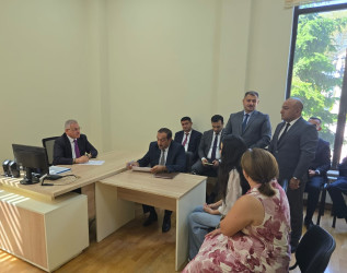 Rayon rəhbəri vətəndaş müraciətlərini dinləyib