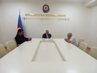 Rayon rəhbəri vətəndaş müraciətlərini dinləyib