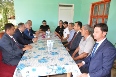 Rayon rəhbəri “Konstitusiya və Suverenlik İli” çərçivəsində Vətən müharibəsinin 3-cu dərəcəli əlili Ümid Müzəffərlinin ailəsini ziyarət edib