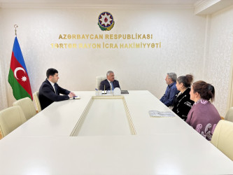 Rayon rəhbəri vətəndaş müraciətlərini dinləyib