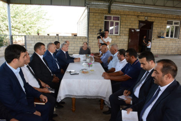 Rayon rəhbəri “Konstitusiya və Suverenlik İli” çərçivəsində Qaradağlı kəndində şəhid ailələri və qazilərlə görüş keçirib