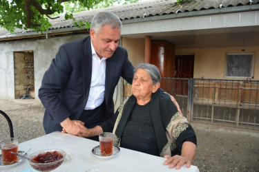 Rayon rəhbəri Birinci Qarabağ Müharibəsi şəhidi Elburus Rəhimovun ailəsini ziyarət edib