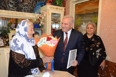 İcra başçısı şəhid anası Solmaz Cəfərovanı 85 illik yubileyi münasibəti ilə təbrik edib