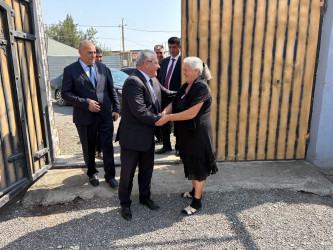 Tərtər Rayon İcra Hakimiyyətinin başçısı 27 Sentyabr – Anım Günü ilə əlaqədar Vətən müharibəsinin mülki şəhidi Pərviz Orucovun ailəsini ziyarət edib
