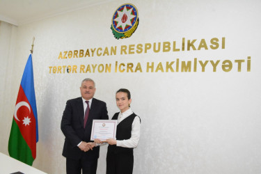Rayon rəhbəri  məktəbliləri təltif edib