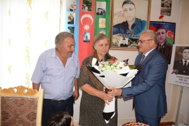 İcra başçısı şəhid anası Nabat Ələkbərovanı 60 illik yubileyi münasibəti ilə təbrik edib
