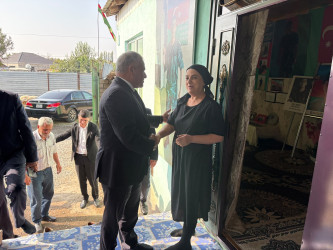 Tərtər Rayon İcra Hakimiyyətinin başçısı 27 Sentyabr – Anım Günü ilə əlaqədar Vətən müharibəsi şəhidi Bağırlı Mirsədinin ailəsini ziyarət edib