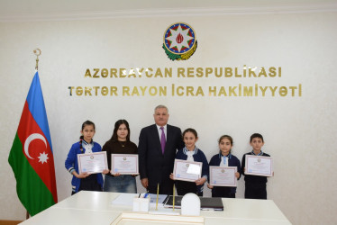 Tərtər Rayon İcra Hakimiyyətinin başçısı 2 fevral – Azərbaycan Gənclər Günü münasibətilə rayonda keçirilən rəsm sərgisi və əl işi müsabiqəsində fərqlənən məktəblilərlə görüş keçirib