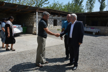 Rayon rəhbəri Qazyan  kəndində “Azərbaycan Bayrağı” ordenli Birinci Qarabağ müharibəsi veteranı Əhliman Nəzərovun  bacısının yas mərasimində iştirak edib