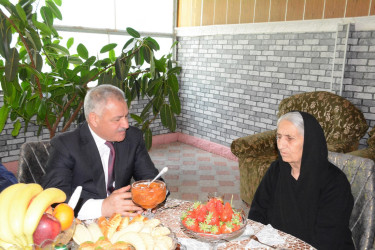 İcra başçısı 79 yaşlı müəllimi ziyarət edib