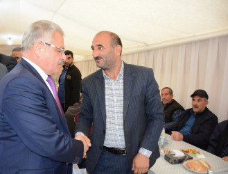 Rayon rəhbəri şəhid atasının yas mərasimində iştirak edib