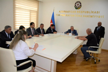 Rayon rəhbəri vətəndaş müraciətlərini dinləyib