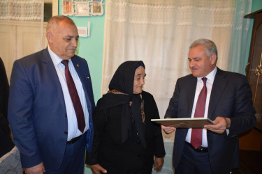 Rayon rəhbəri şəhid anası Tərdcə Nəcəfovanı 85 illik yubileyi münasibəti ilə təbrik edib