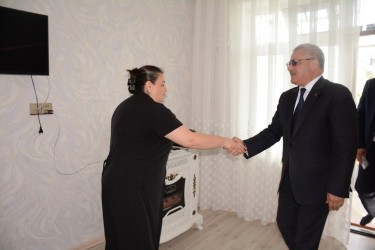 Tərtər Rayon İcra Hakimiyyətinin başçısı 27 Sentyabr – Anım Günü ilə əlaqədar Vətən müharibəsinin mülki şəhidi Mehman Əliyevin ailəsini ziyarət edib