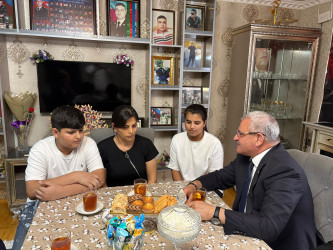 Tərtər Rayon İcra Hakimiyyətinin başçısı 27 Sentyabr – Anım Günü ilə əlaqədar Vətən müharibəsinin mülki şəhidi Anar Quliyevin ailəsini ziyarət edib