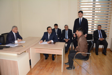 Rayon rəhbəri vətəndaş müraciətlərini dinləyib