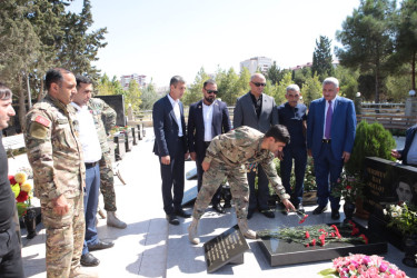 Rayon rəhbəri və Milli Məclisin deputatı Vətən müharibəsi şəhidi Verdiyev İsax Ədalət oğlunun məzarını ziyarət ediblər