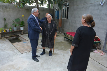 İcra başçısı şəhid anası Xırdaxanım Əliyevanı 80 illik yubileyi münasibəti ilə təbrik edib