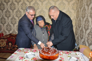 İcra başçısı şəhid anası Ağayeva Qəmzəni 90 illik yubileyi münasibəti ilə təbrik edib