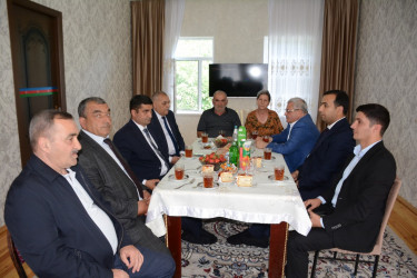 İcra başçısı şəhid anası Pərvanə Əhmədovanı 55 illik yubileyi münasibəti ilə təbrik edib
