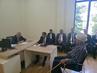 Rayon rəhbəri vətəndaş müraciətlərini dinləyib