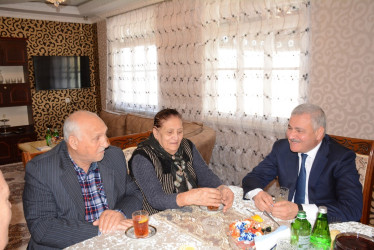 Rayon rəhbəri “Konstitusiya və Suverenlik İli” çərçivəsində şəhid Vüqar Allahverdiyevin ailəsini ziyarət edib
