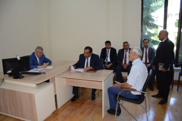 Rayon rəhbəri vətəndaş müraciətlərini dinləyib