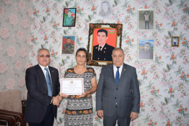 İcra başçısı şəhid Taleh Məhərzadənin anasını 50 illik yubileyi münasibəti ilə təbrik edib