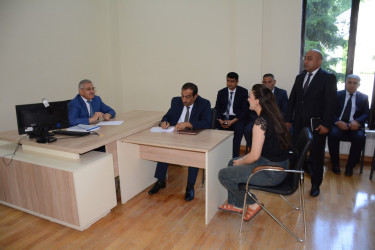 Rayon rəhbəri vətəndaş müraciətlərini dinləyib