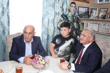 Rayon rəhbəri Milli Məclisin deputatı ilə birlikdə  şəhid Aslan Hüseyinovun ailəsini ziyarət edib