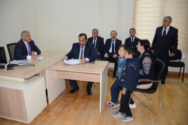 Rayon rəhbəri vətəndaş müraciətlərini dinləyib