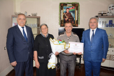 İcra başçısı şəhid atası Kamil İsmayılovu 60 illik yubileyi münasibəti ilə təbrik edib