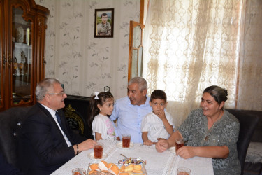 Tərtər Rayon İcra Hakimiyyətinin başçısı 27 Sentyabr – Anım Günü ilə əlaqədar Vətən müharibəsi şəhidi Qəhrəmanlı Yaqubun  ailəsini ziyarət edib
