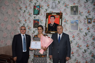 İcra başçısı şəhid Taleh Məhərzadənin anasını 50 illik yubileyi münasibəti ilə təbrik edib